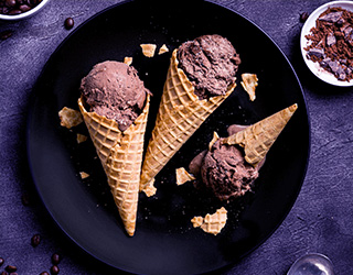 Três cornetos de chocolate em um prato preto